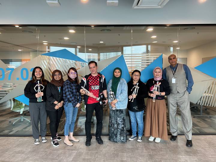 A workshop group holding their OSCAR figurines