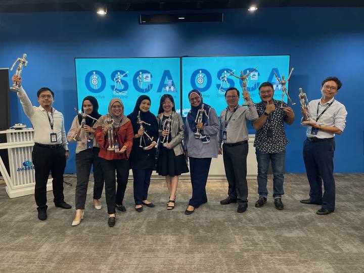 A workshop group holding their OSCAR figurines